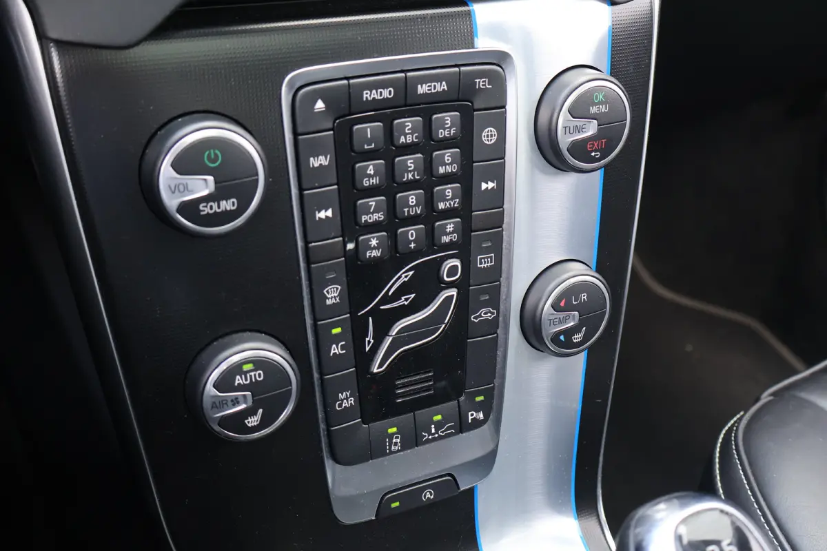 2.0 T3 R-Design UNIEK! - Bomvolle auto!! - Standkachel - Adap. Cruise - Pano