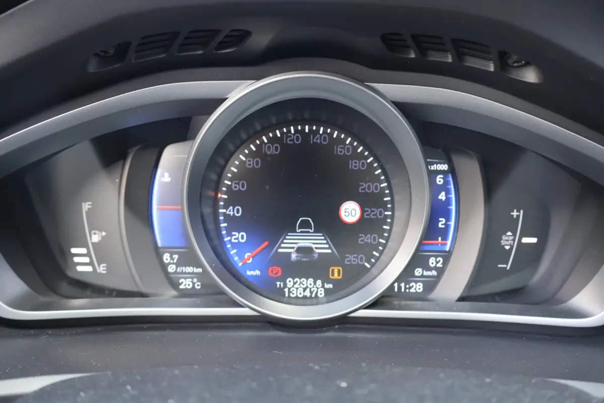 2.0 T3 R-Design UNIEK! - Bomvolle auto!! - Standkachel - Adap. Cruise - Pano
