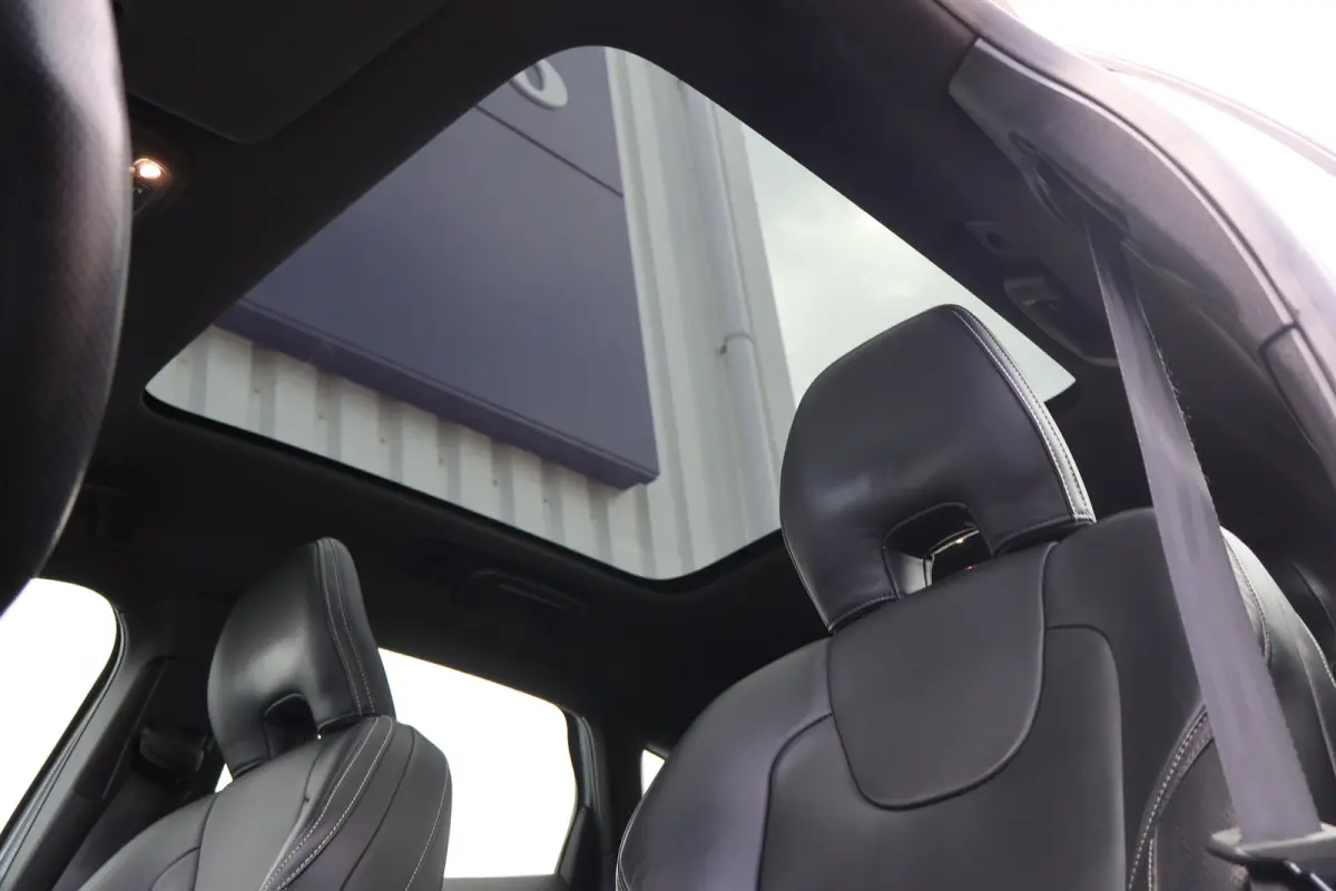 2.0 T3 R-Design UNIEK! - Bomvolle auto!! - Standkachel - Adap. Cruise - Pano