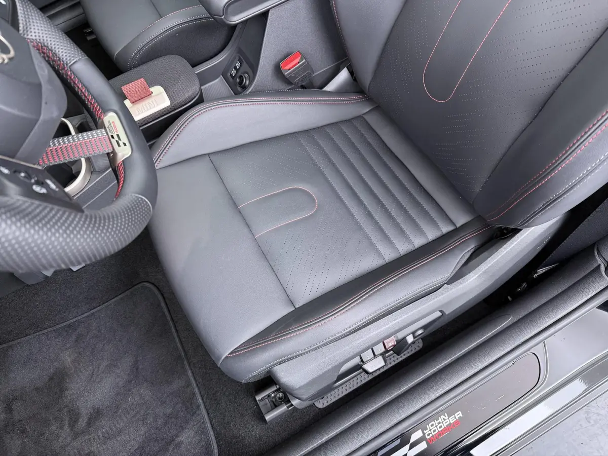 Cooper C JCW-trim | Pakket XL | Adaptive Cruise | Panoramadak | Harman Kardon | Stoel- stuurverwarming
