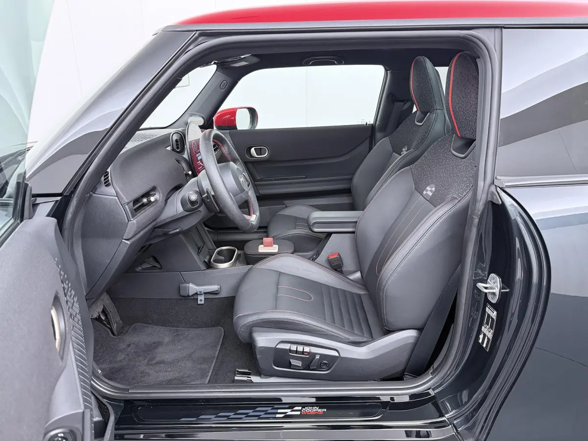 Cooper C JCW-trim | Pakket XL | Adaptive Cruise | Panoramadak | Harman Kardon | Stoel- stuurverwarming