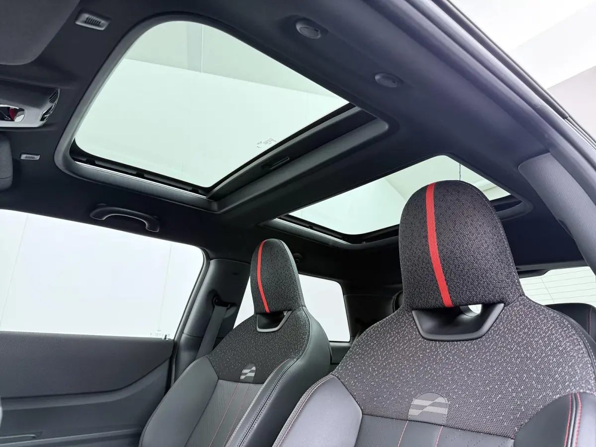 Cooper C JCW-trim | Pakket XL | Adaptive Cruise | Panoramadak | Harman Kardon | Stoel- stuurverwarming