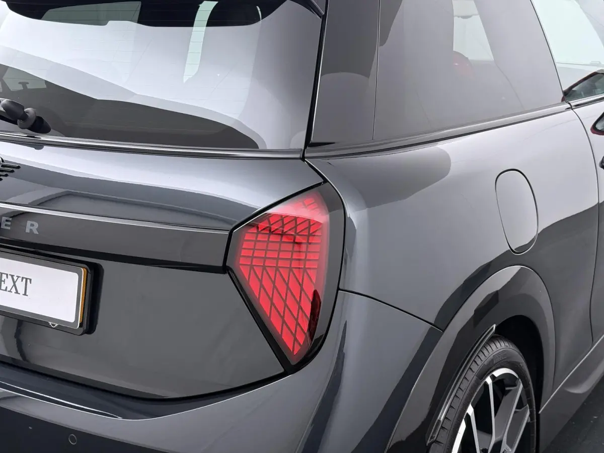 Cooper C JCW-trim | Pakket XL | Adaptive Cruise | Panoramadak | Harman Kardon | Stoel- stuurverwarming