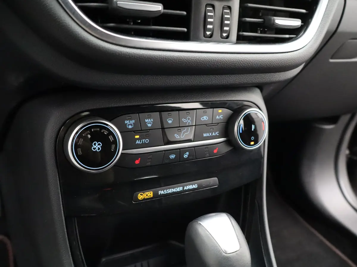 1.0 EcoBoost ST-Line Winter Pakket | Achteruitrijcamera | Apple Carplay/Android Auto | Parkeersenoren | Navigatie | 17" Lichtmetalen Velgen