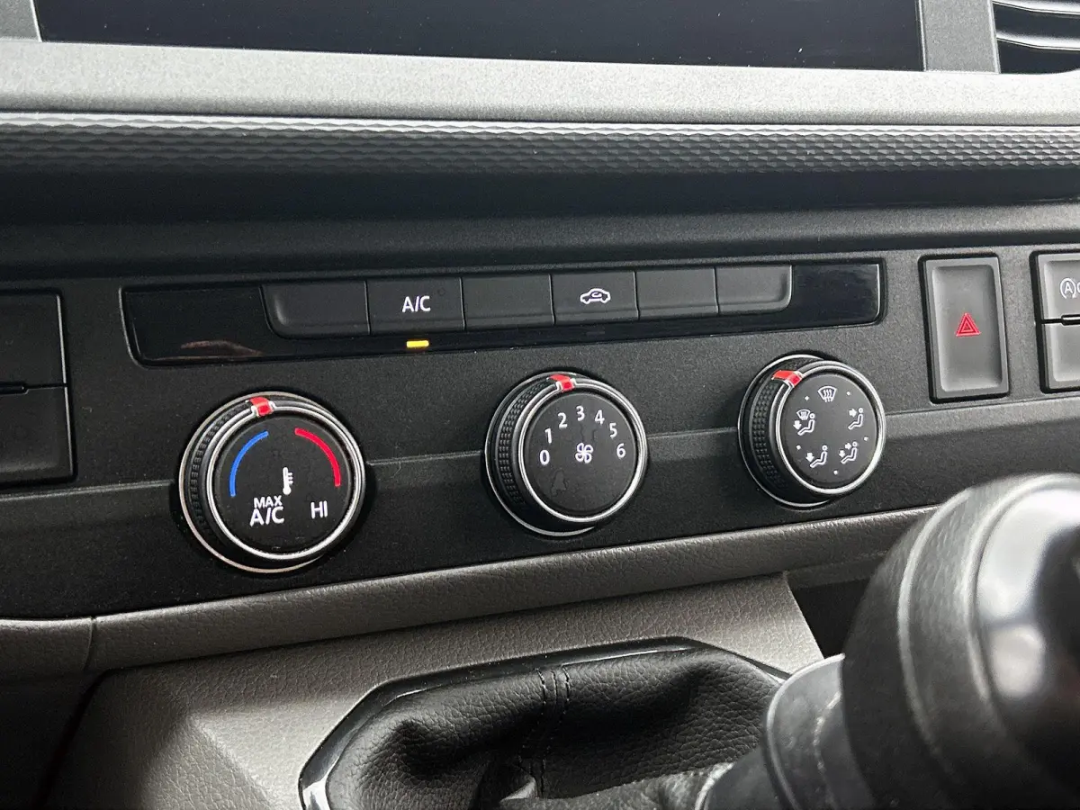 2.0 TDI L2H1 Comfortline 110PK | Airco | Trekhaak | Radio | Bijrijdersbank | Parkeerhulp achter | Cruise control | Navigatie | Apple Carplay/Android Auto |
