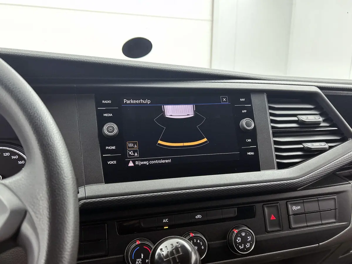 2.0 TDI L2H1 Comfortline 110PK | Airco | Trekhaak | Radio | Bijrijdersbank | Parkeerhulp achter | Cruise control | Navigatie | Apple Carplay/Android Auto |