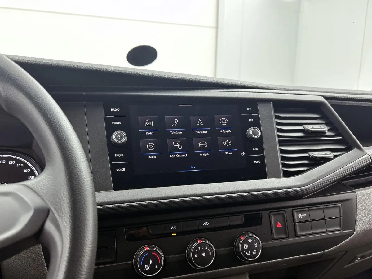 2.0 TDI L2H1 Comfortline 110PK | Airco | Trekhaak | Radio | Bijrijdersbank | Parkeerhulp achter | Cruise control | Navigatie | Apple Carplay/Android Auto |