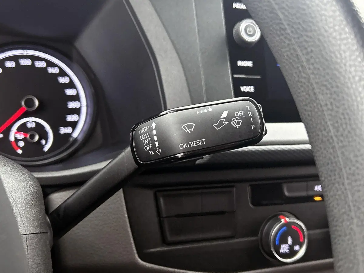 2.0 TDI L2H1 Comfortline 110PK | Airco | Trekhaak | Radio | Bijrijdersbank | Parkeerhulp achter | Cruise control | Navigatie | Apple Carplay/Android Auto |