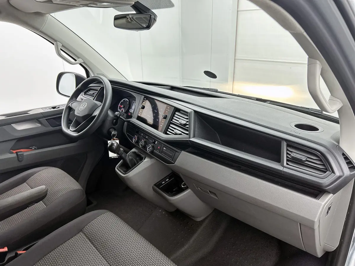 2.0 TDI L2H1 Comfortline 110PK | Airco | Trekhaak | Radio | Bijrijdersbank | Parkeerhulp achter | Cruise control | Navigatie | Apple Carplay/Android Auto |