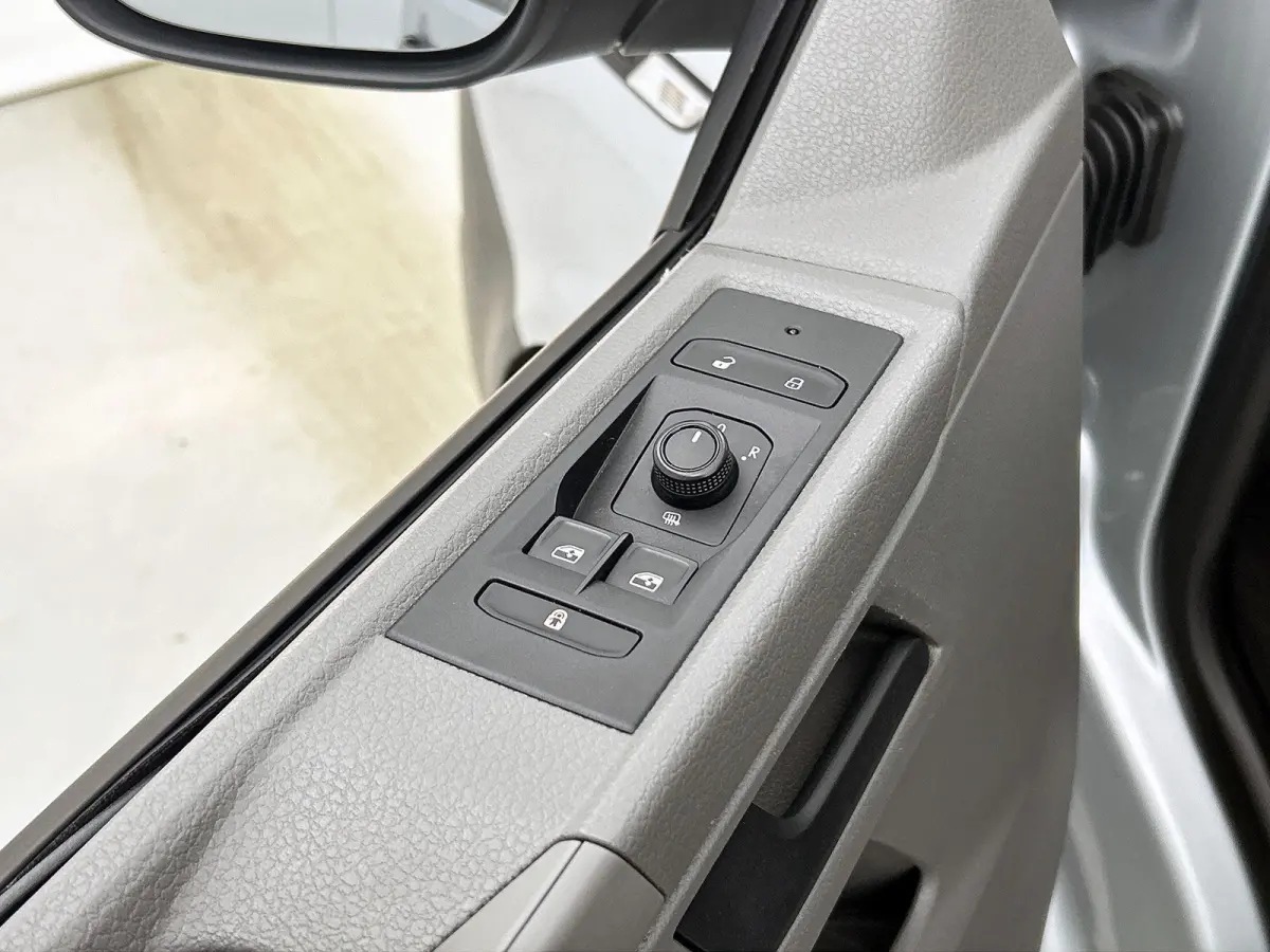 2.0 TDI L2H1 Comfortline 110PK | Airco | Trekhaak | Radio | Bijrijdersbank | Parkeerhulp achter | Cruise control | Navigatie | Apple Carplay/Android Auto |