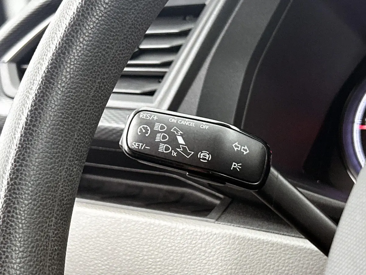 2.0 TDI L2H1 Comfortline 110PK | Airco | Trekhaak | Radio | Bijrijdersbank | Parkeerhulp achter | Cruise control | Navigatie | Apple Carplay/Android Auto |