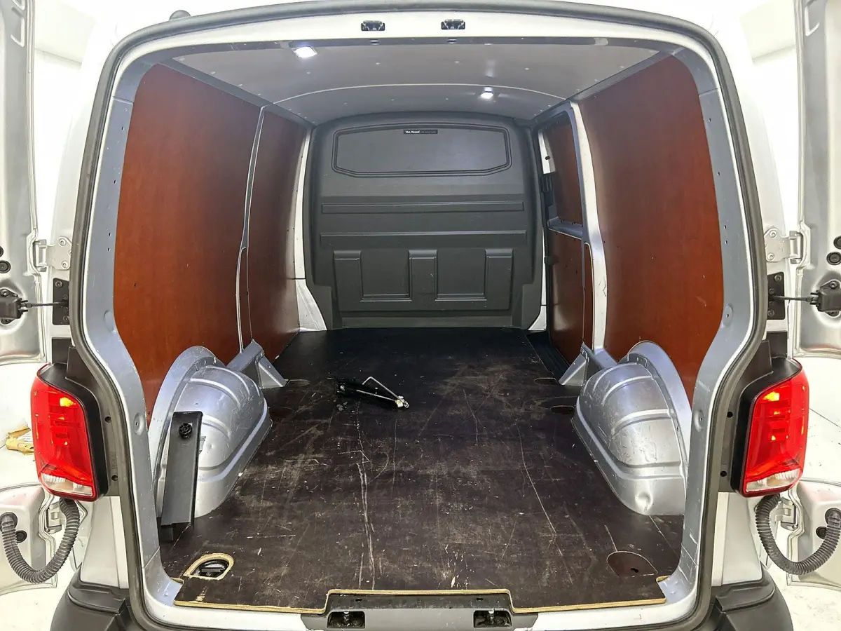 2.0 TDI L2H1 Comfortline 110PK | Airco | Trekhaak | Radio | Bijrijdersbank | Parkeerhulp achter | Cruise control | Navigatie | Apple Carplay/Android Auto |