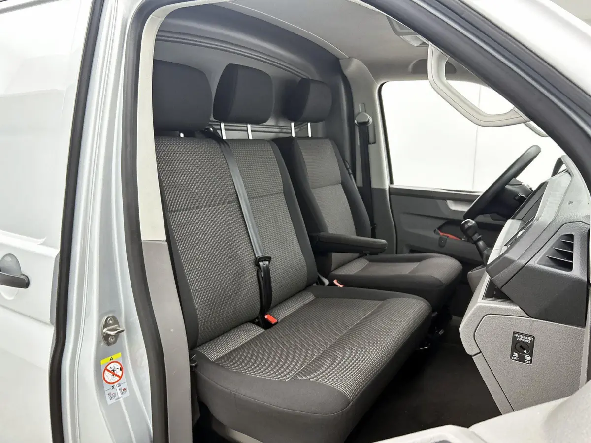 2.0 TDI L2H1 Comfortline 110PK | Airco | Trekhaak | Radio | Bijrijdersbank | Parkeerhulp achter | Cruise control | Navigatie | Apple Carplay/Android Auto |