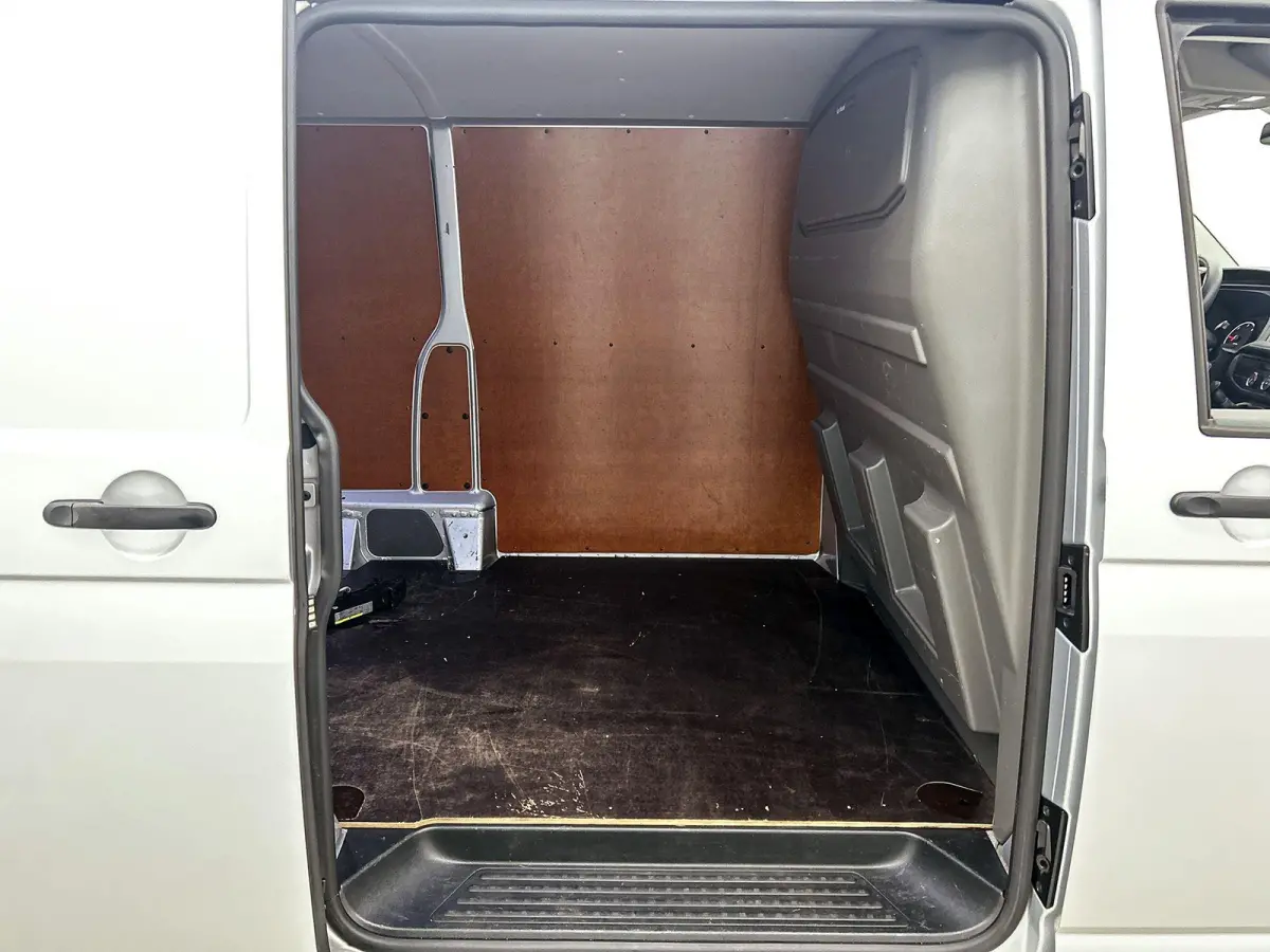 2.0 TDI L2H1 Comfortline 110PK | Airco | Trekhaak | Radio | Bijrijdersbank | Parkeerhulp achter | Cruise control | Navigatie | Apple Carplay/Android Auto |