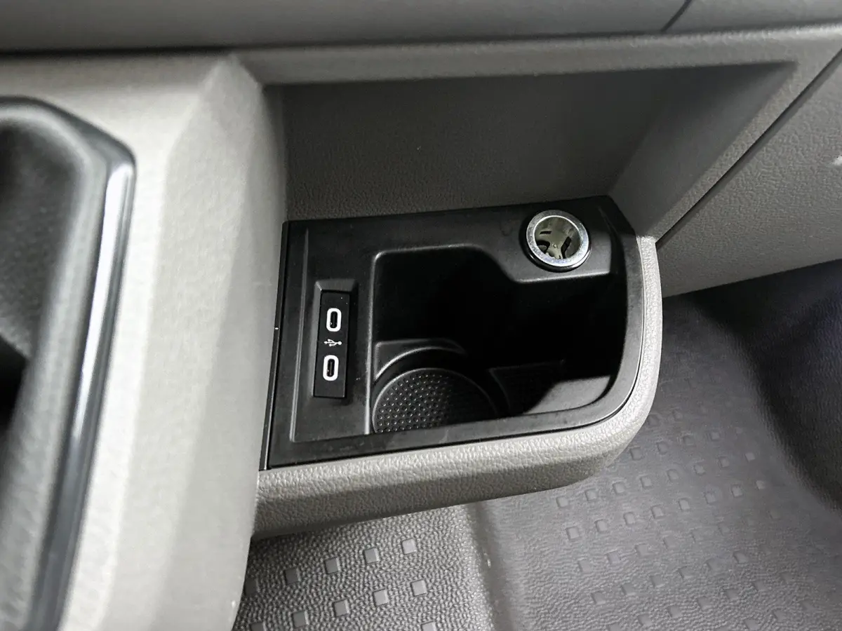 2.0 TDI L2H1 Comfortline 110PK | Airco | Trekhaak | Radio | Bijrijdersbank | Parkeerhulp achter | Cruise control | Navigatie | Apple Carplay/Android Auto |