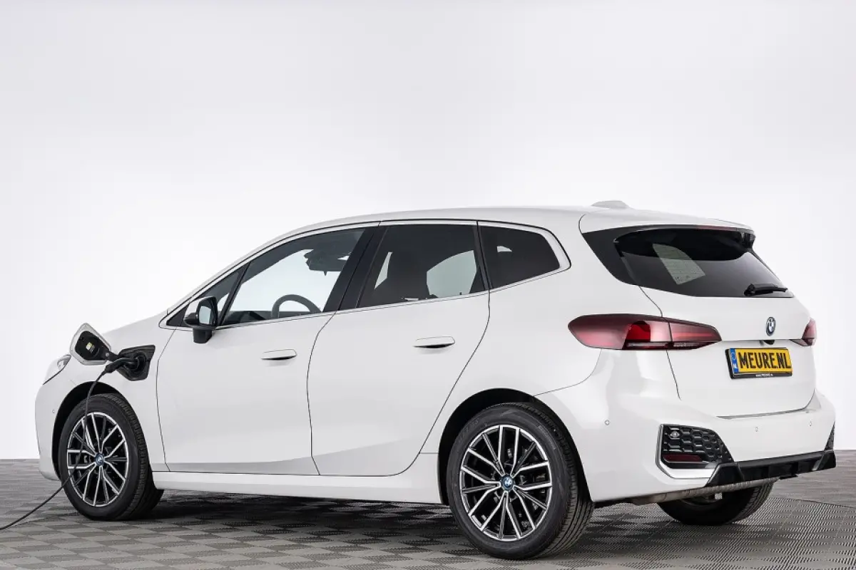225e xDrive M Sport | Half LEDER | SFEER | CAMERA | ECC