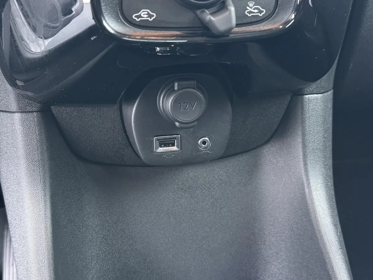 1.0 VTi Feel | Airco | Bluetooth | Lage Kilometerstand |