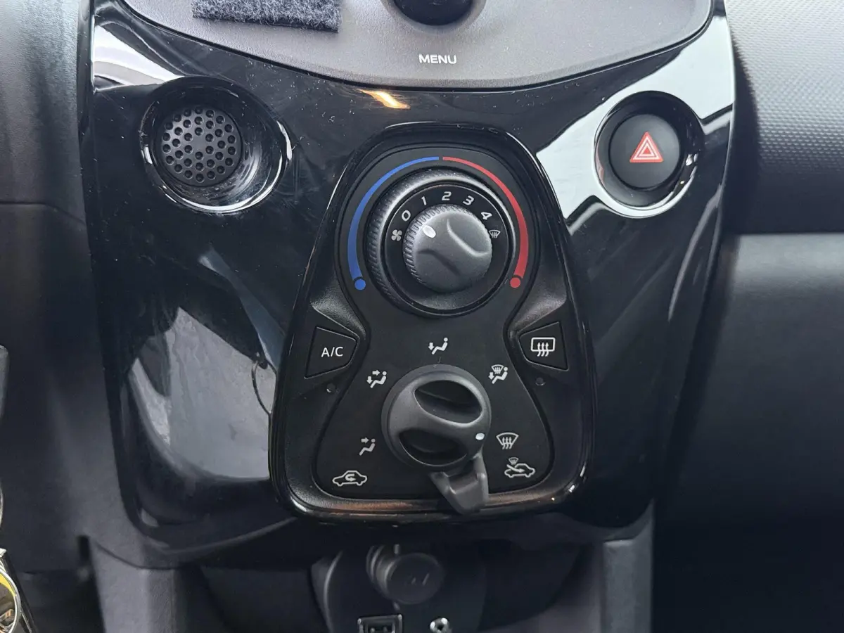 1.0 VTi Feel | Airco | Bluetooth | Lage Kilometerstand |