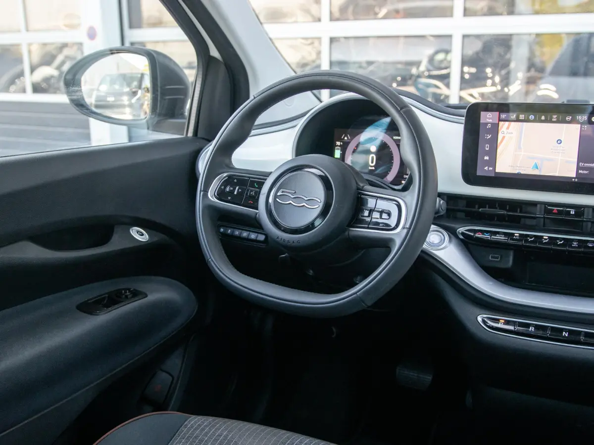 Icon 42 kWh l SOH 92,8% | Clima | Cruise | Camera | 17" | Priv. Glass | Schuif/Kanteldak | Winter Pack | BSM | Apple Carplay