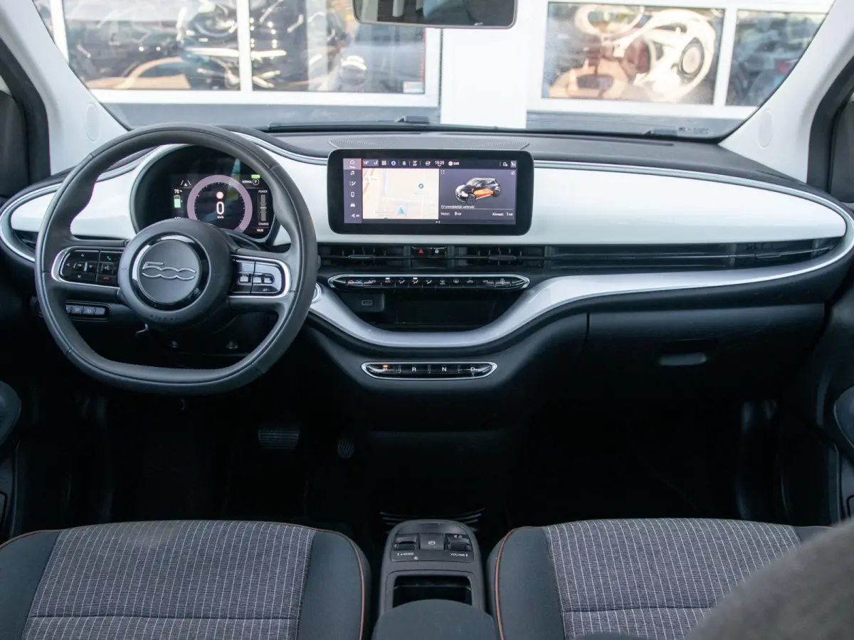 Icon 42 kWh l SOH 92,8% | Clima | Cruise | Camera | 17" | Priv. Glass | Schuif/Kanteldak | Winter Pack | BSM | Apple Carplay