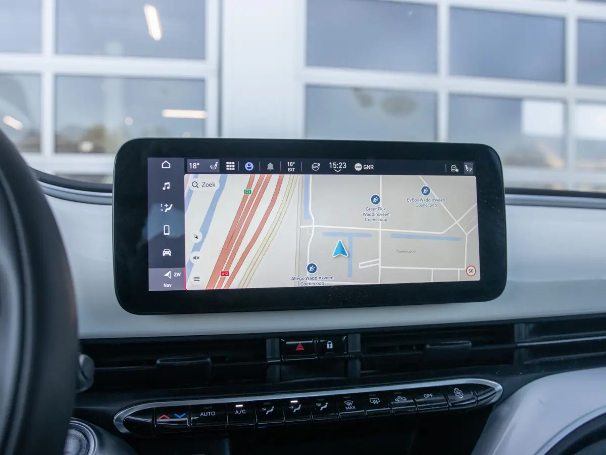 Icon 42 kWh l SOH 92,8% | Clima | Cruise | Camera | 17" | Priv. Glass | Schuif/Kanteldak | Winter Pack | BSM | Apple Carplay