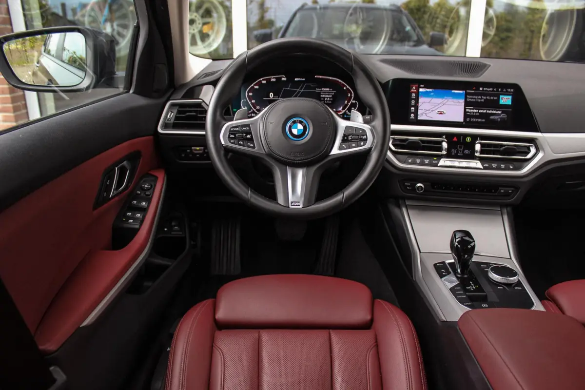 330e High Executive | 1e eigenaar | BTW auto | M-sport stuur | HiFi audio | Sportstoelen | Cruise control adaptief | Grootlichtassistent | Active Guard Plus