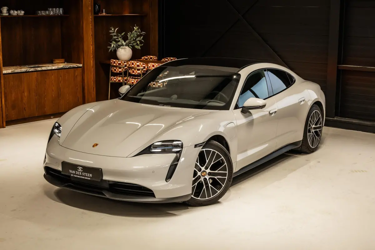 Performance 93 kWh Passenger Display | Pano | Chrono | 360 Camera