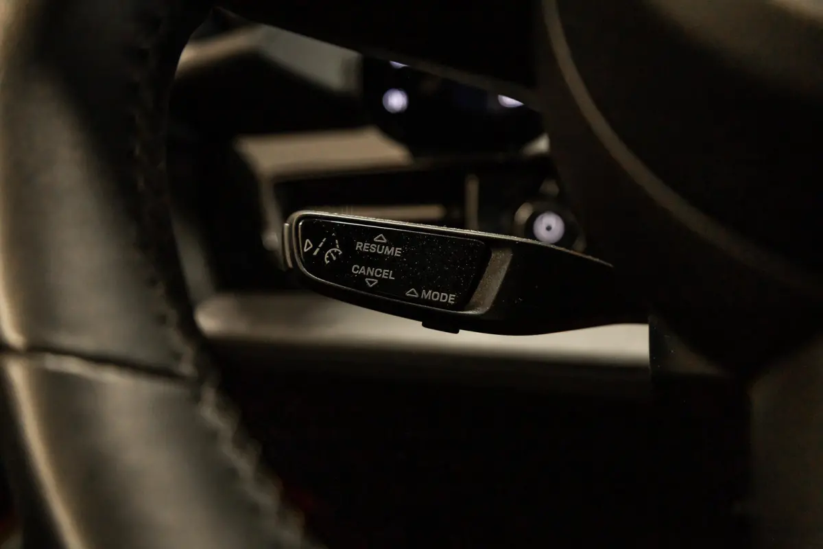 Performance 93 kWh Passenger Display | Pano | Chrono | 360 Camera
