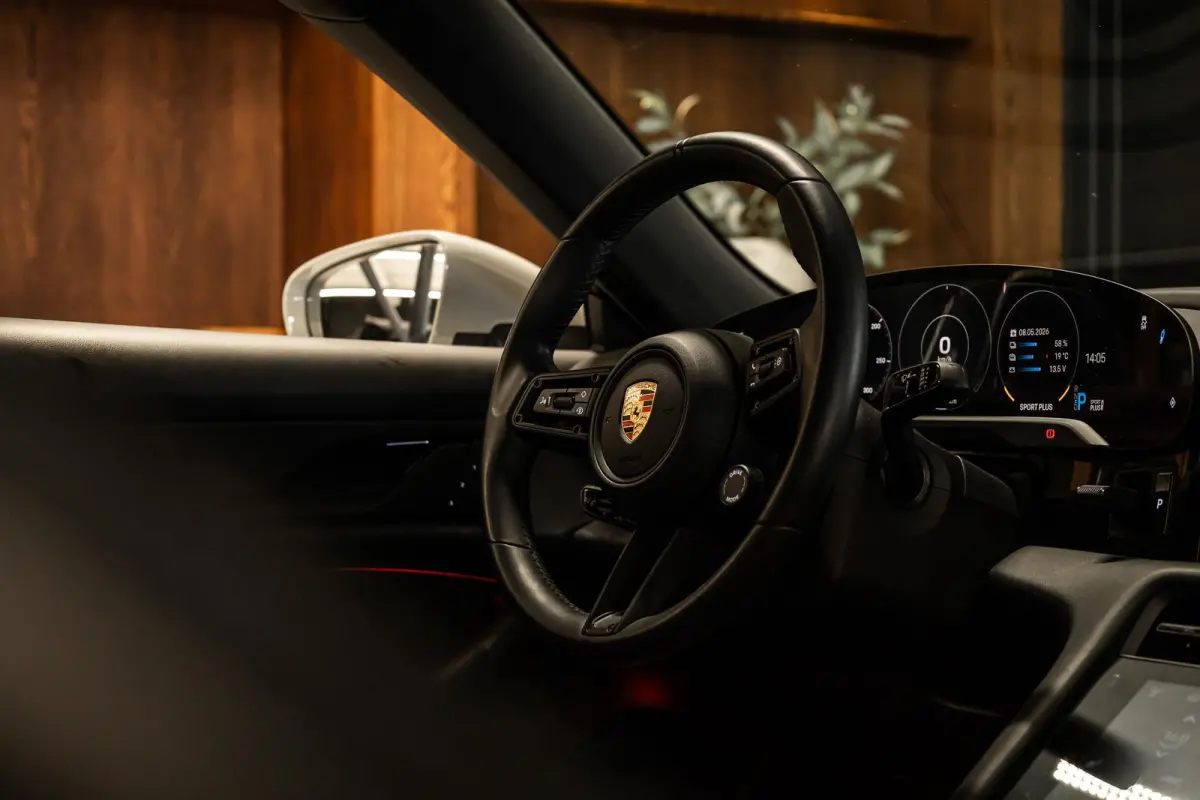 Performance 93 kWh Passenger Display | Pano | Chrono | 360 Camera