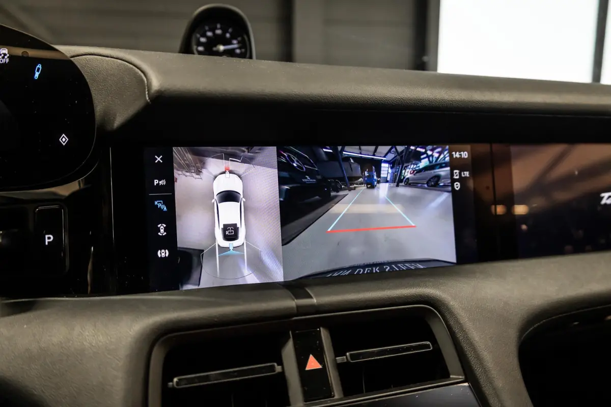 Performance 93 kWh Passenger Display | Pano | Chrono | 360 Camera