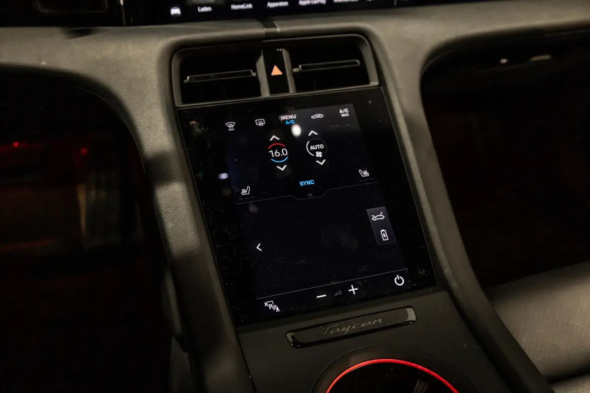 Performance 93 kWh Passenger Display | Pano | Chrono | 360 Camera
