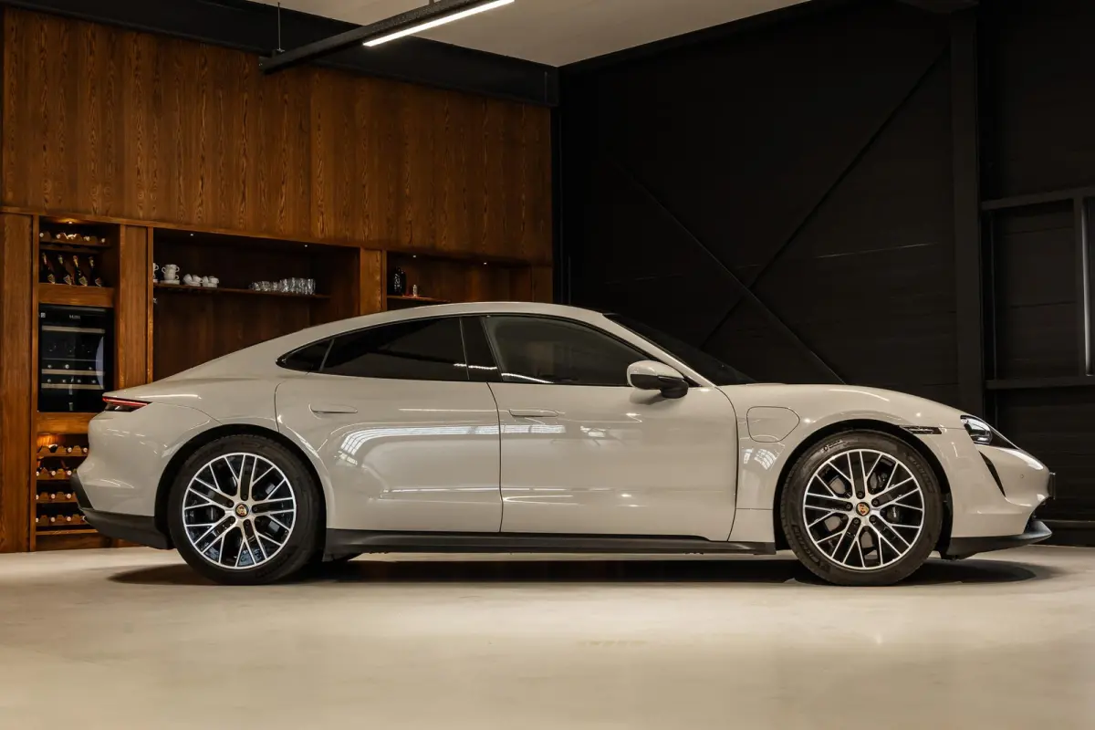 Performance 93 kWh Passenger Display | Pano | Chrono | 360 Camera