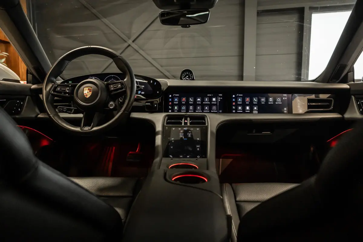 Performance 93 kWh Passenger Display | Pano | Chrono | 360 Camera