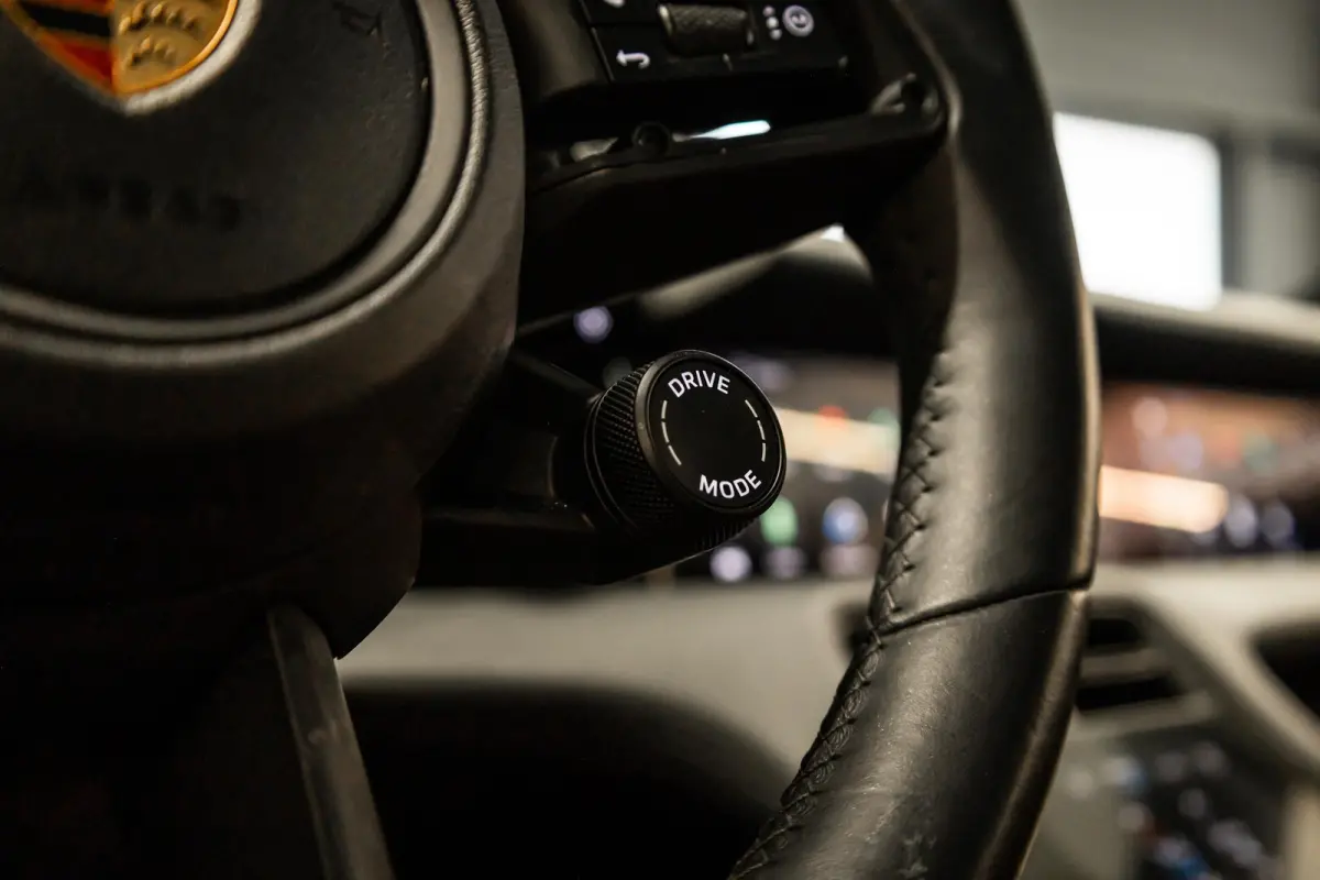 Performance 93 kWh Passenger Display | Pano | Chrono | 360 Camera