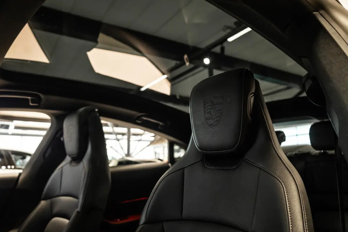 Performance 93 kWh Passenger Display | Pano | Chrono | 360 Camera