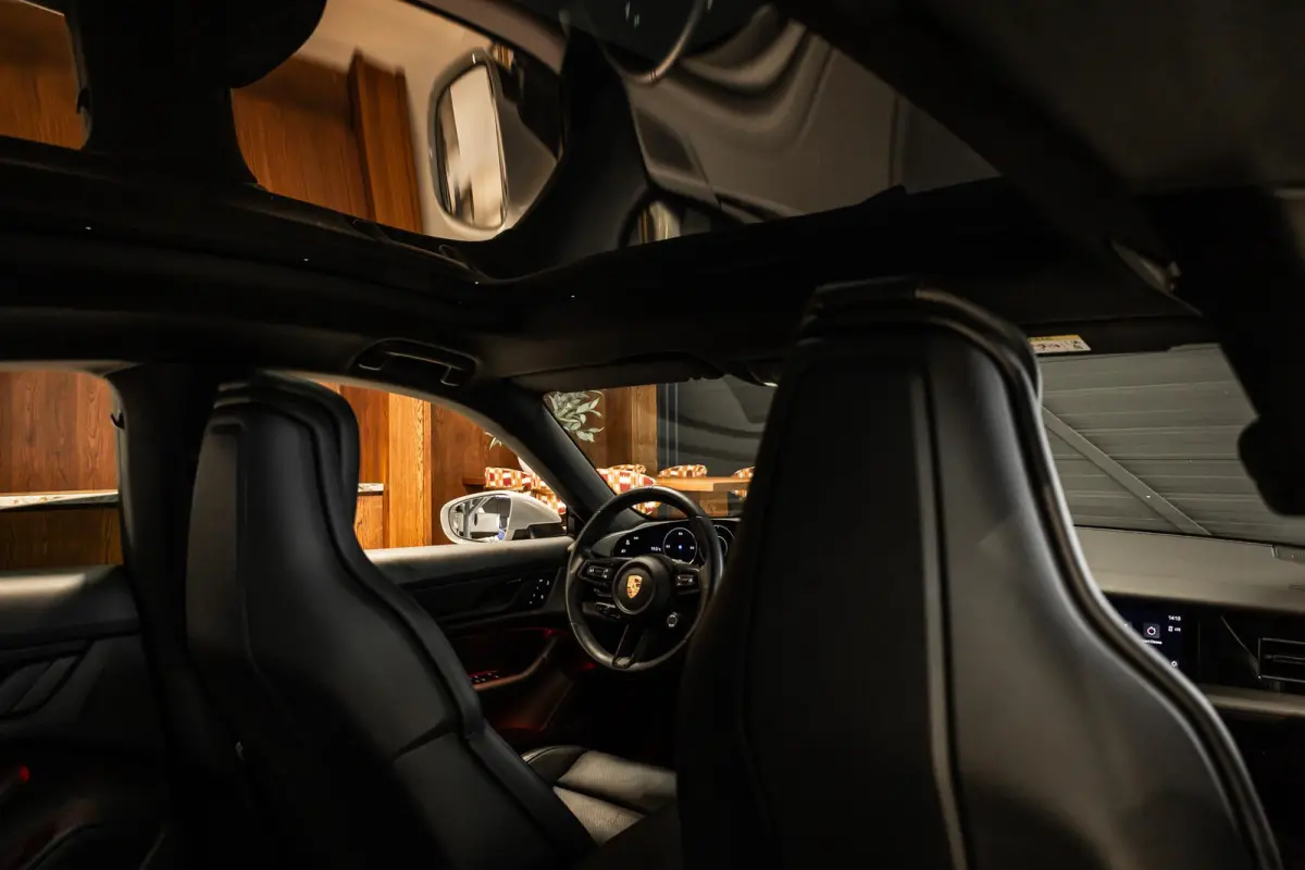Performance 93 kWh Passenger Display | Pano | Chrono | 360 Camera