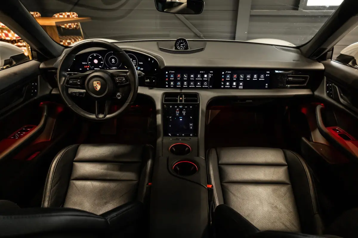 Performance 93 kWh Passenger Display | Pano | Chrono | 360 Camera