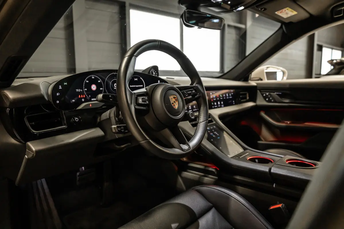 Performance 93 kWh Passenger Display | Pano | Chrono | 360 Camera
