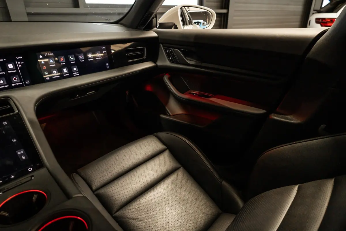 Performance 93 kWh Passenger Display | Pano | Chrono | 360 Camera