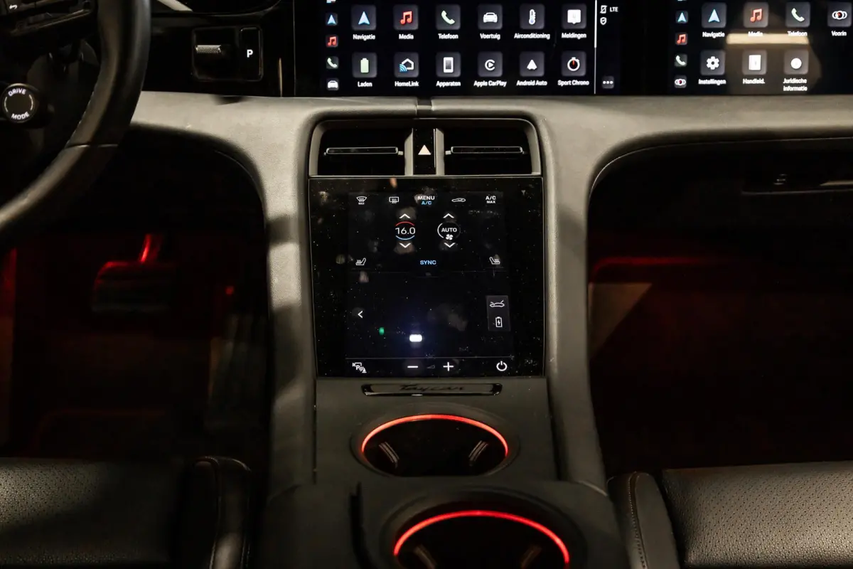 Performance 93 kWh Passenger Display | Pano | Chrono | 360 Camera