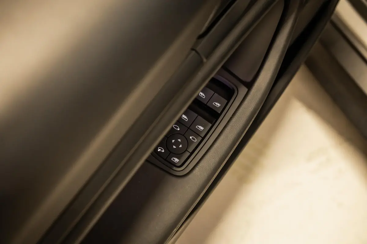 Performance 93 kWh Passenger Display | Pano | Chrono | 360 Camera