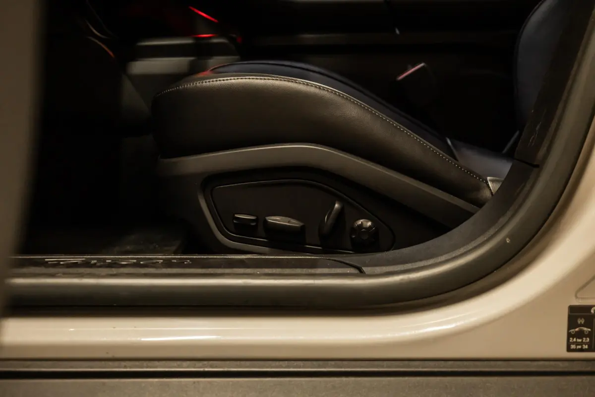 Performance 93 kWh Passenger Display | Pano | Chrono | 360 Camera