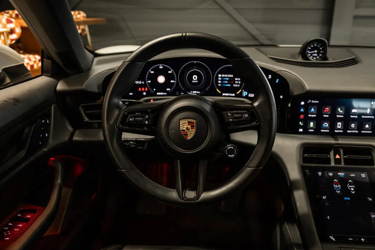 Performance 93 kWh Passenger Display | Pano | Chrono | 360 Camera