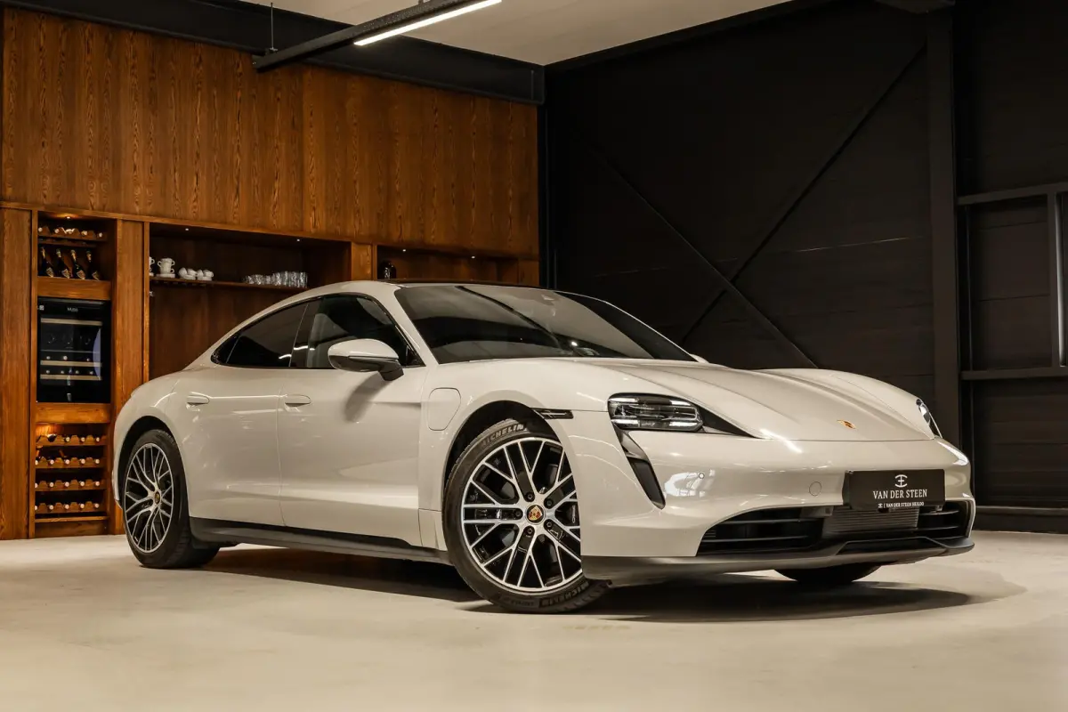 Performance 93 kWh Passenger Display | Pano | Chrono | 360 Camera