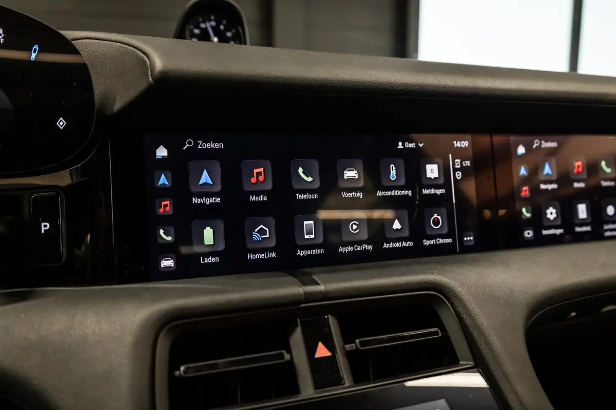 Performance 93 kWh Passenger Display | Pano | Chrono | 360 Camera