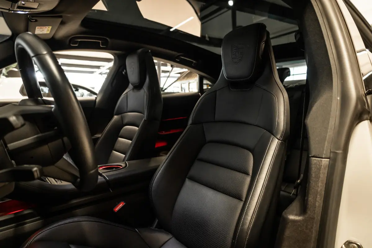 Performance 93 kWh Passenger Display | Pano | Chrono | 360 Camera