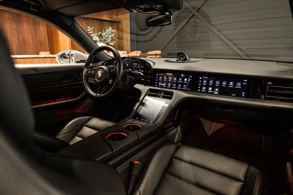 Performance 93 kWh Passenger Display | Pano | Chrono | 360 Camera