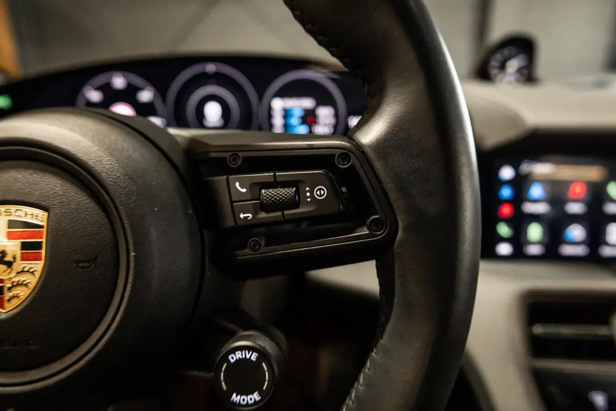 Performance 93 kWh Passenger Display | Pano | Chrono | 360 Camera