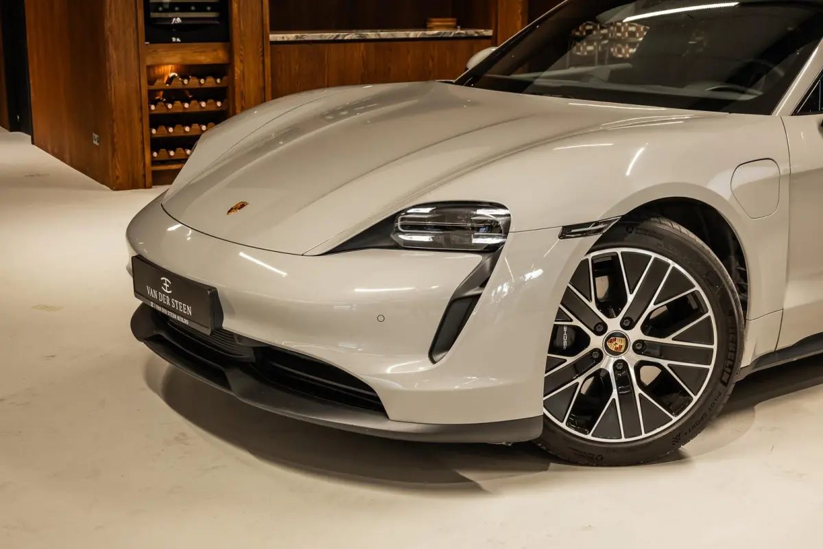 Performance 93 kWh Passenger Display | Pano | Chrono | 360 Camera