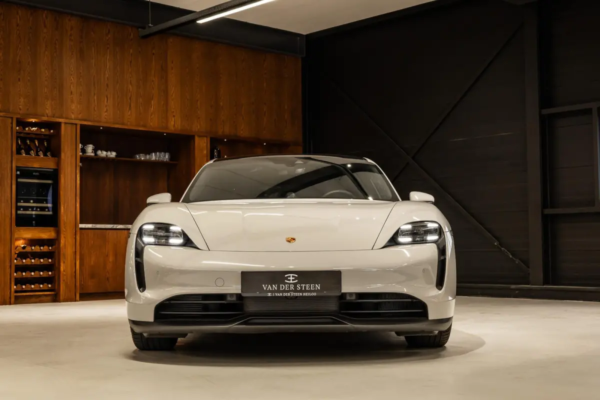 Performance 93 kWh Passenger Display | Pano | Chrono | 360 Camera